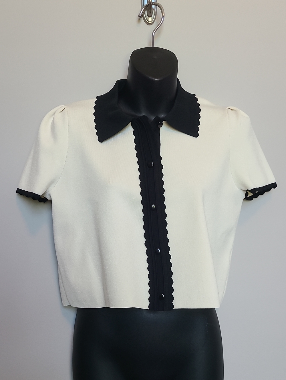 Express Body Contour Cropped Top Cream Black Scallop Edge